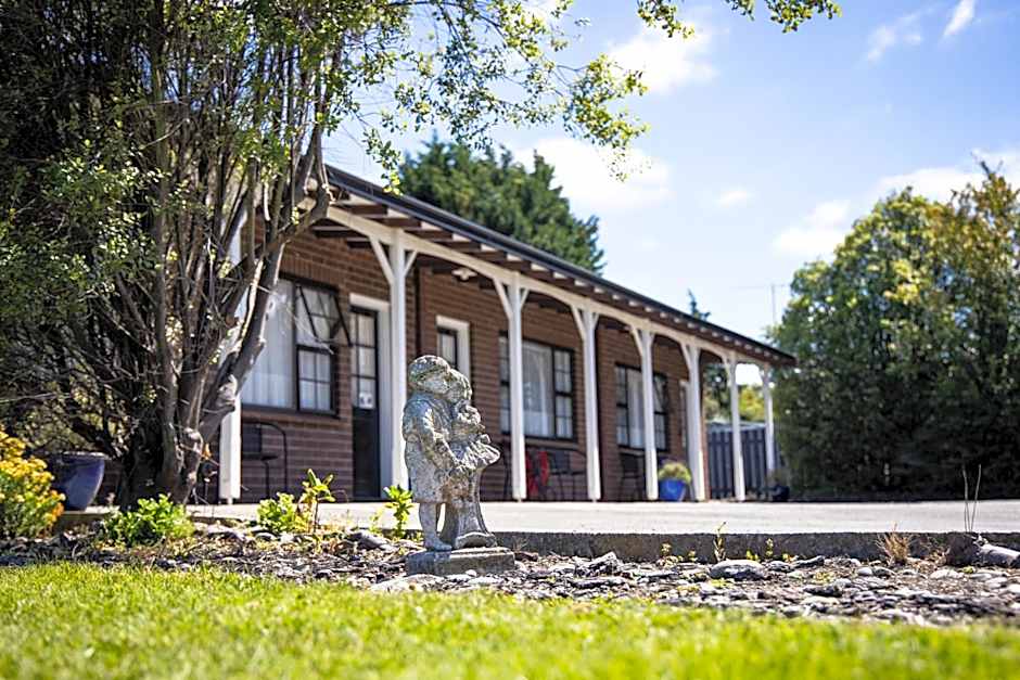 Colonial Lodge Motel