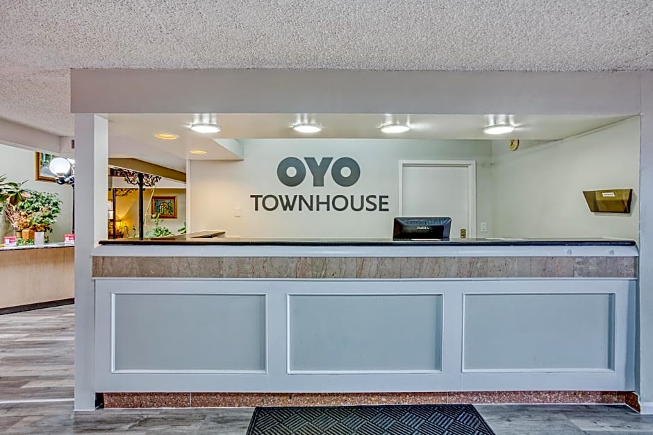 OYO Townhouse Tulsa Woodland Hills