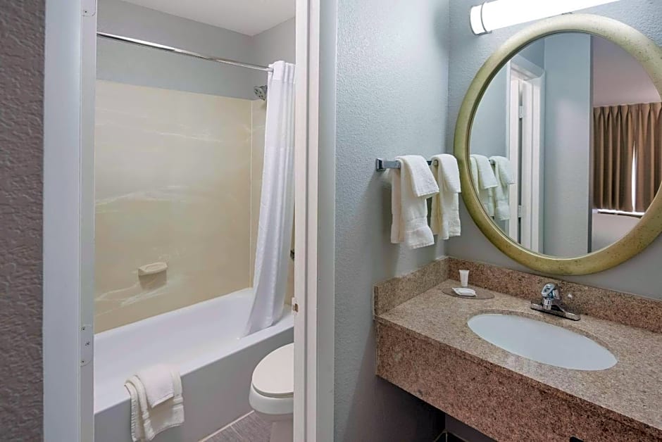 Clarion Pointe Indianapolis Northeast