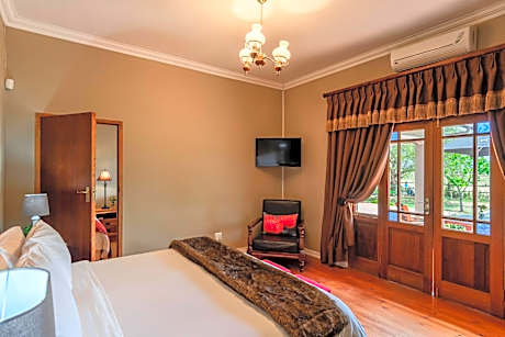 Family Room with Garden View