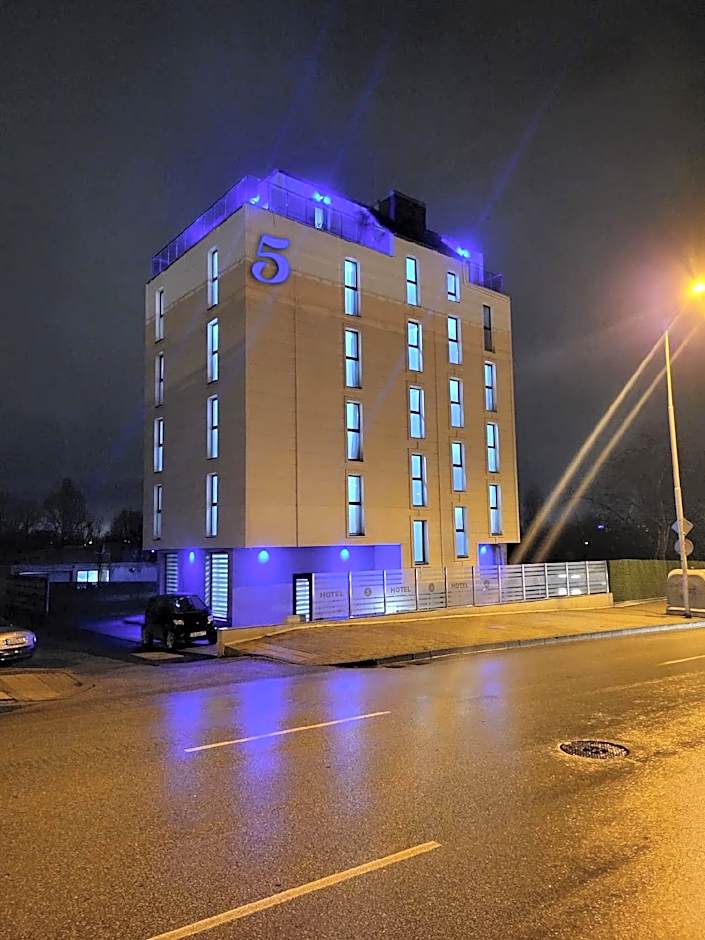 Hotel Boutique 5 - Free parking - Free breakfast - Free internet - EVSE