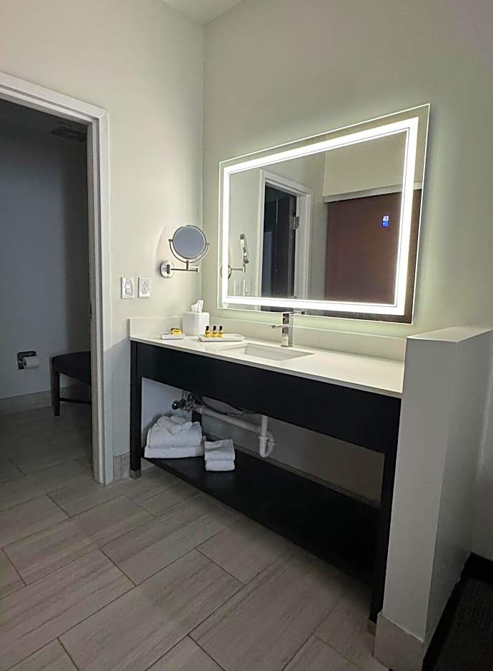Best Western Plus Hannaford Inn & Suites
