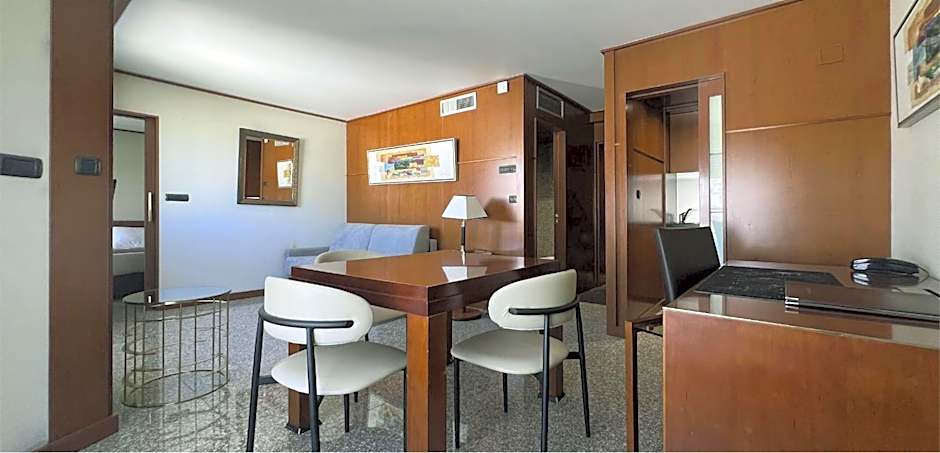 Goldstar Resort & Suites