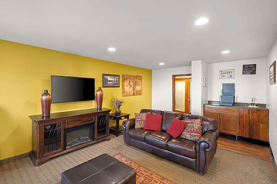 Days Inn & Suites by Wyndham Rochester South