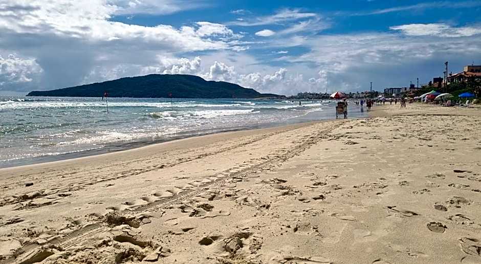 Relaxing Ingleses Beach Apartment