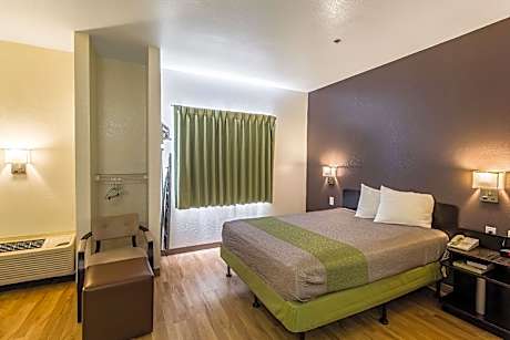 Queen Room - Disability Access - Non-Smoking