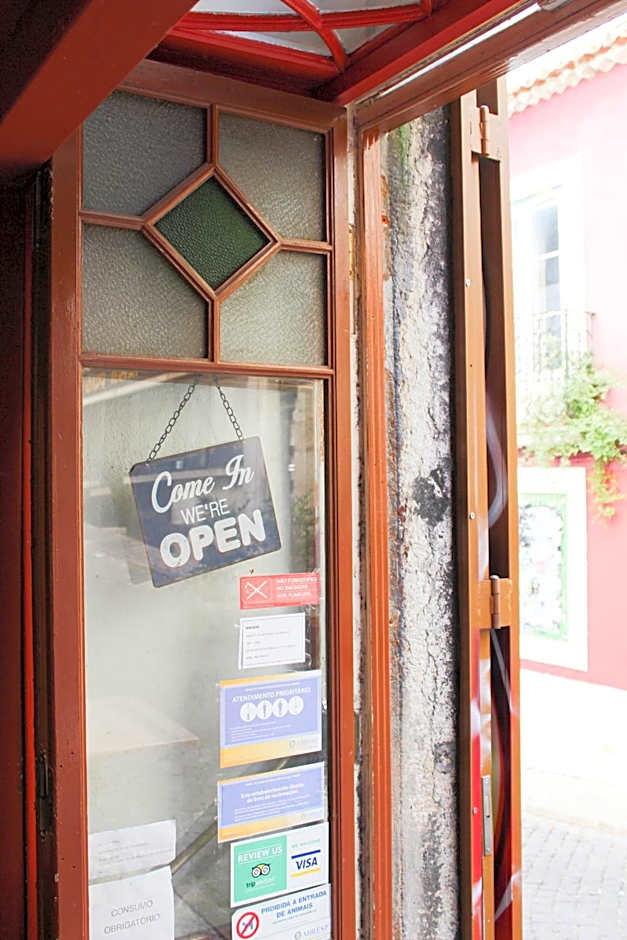 Alface Hall Hostel & Bar