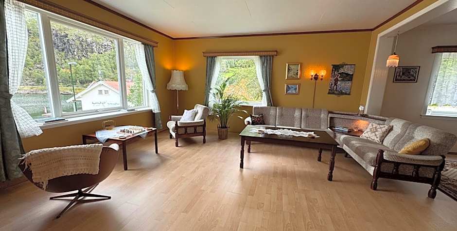 Svingen Guesthouse - Panoramic Fjord Views in Flåm