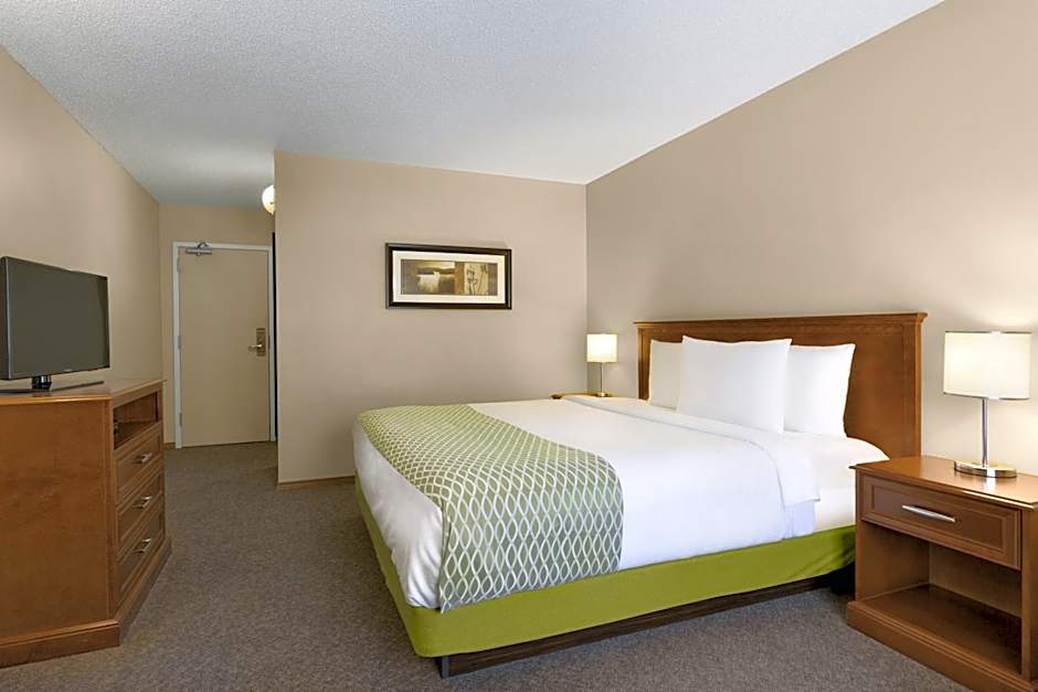 Colonial Square Inn & Suites