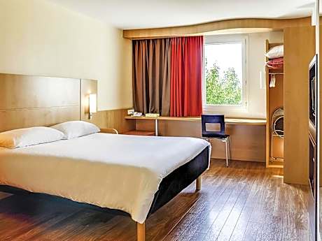Standard Room with Double Bed and Twin Beds