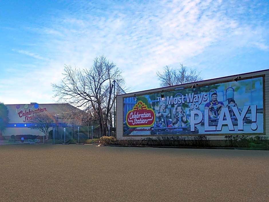 Holiday Inn Express & Suites Greensboro - (I-40 @ Wendover) By IHG