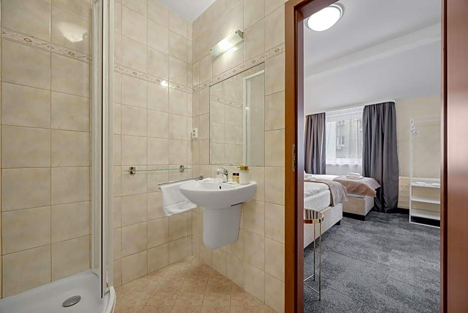 Hotel Reverie - Dependance, Check-in at Metropolitan Star