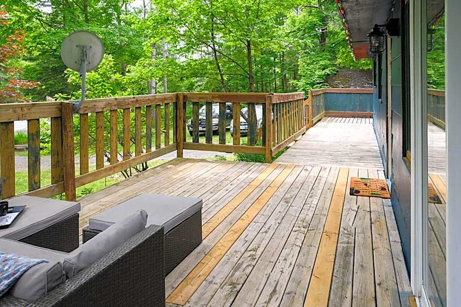 Cozy Cabin in the Forest w BBQ Firepit and More