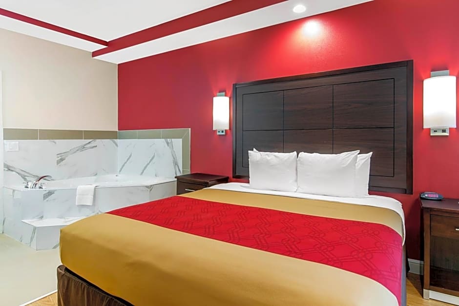 Econo Lodge Inn & Suites