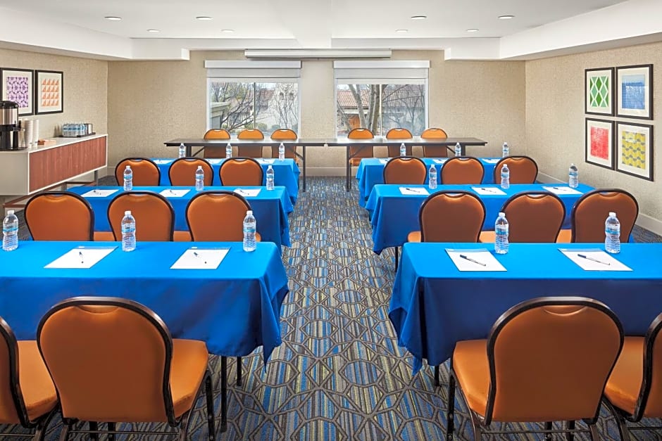 Holiday Inn Express Hotel & Suites Belmont By IHG