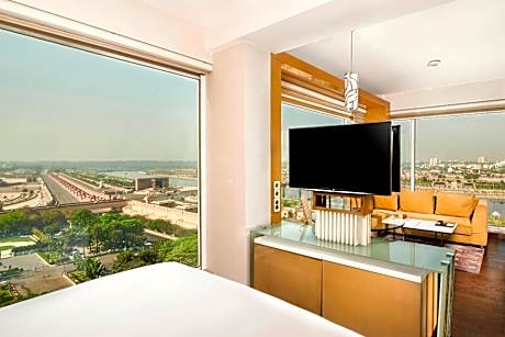 Studio Suite, 1 King, Riverfront (Cocktail Hours from 5-7 PM) Complimentary 4 pints of beer on arrival (per stay, per room)