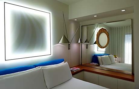 King Studio Suite with Bathtub - Mobility Access/Communication Assistance