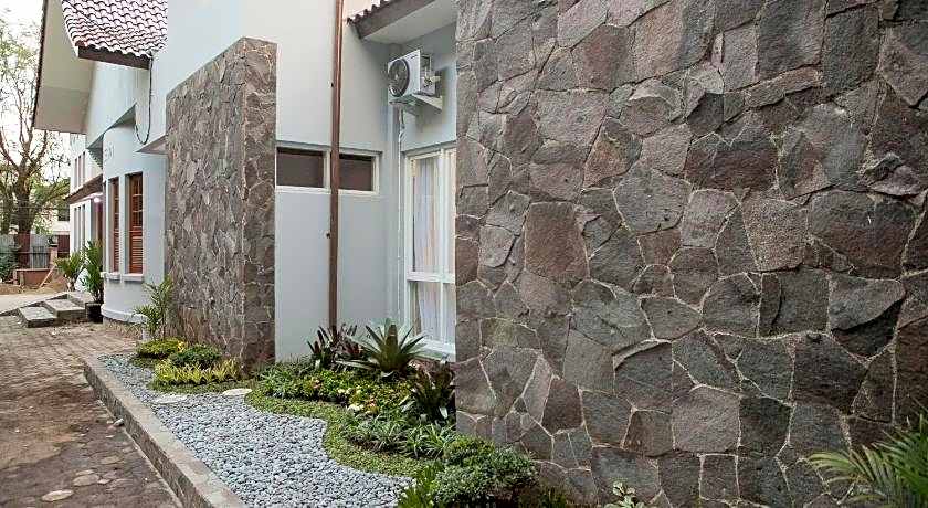 RedDoorz Plus near Pasundan University