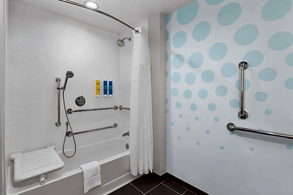 Tru by Hilton Louisville East