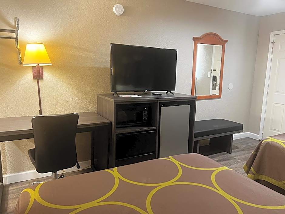 Super 8 by Wyndham La Marque TX/Texas City Area