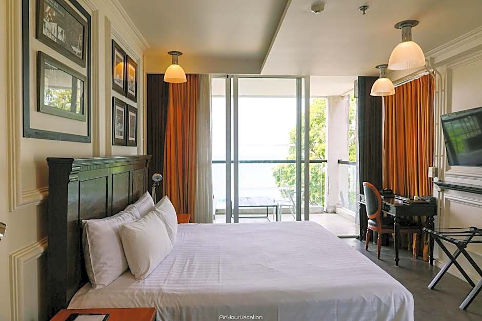 Photo 1 of 14 of Deluxe 1 King Bed, Ocean View