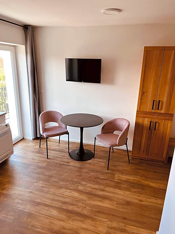 PJ Hotel Cerklje - 5min to Airport - Free Parking