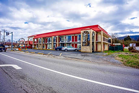 Ozark Junction mountain view by OYO