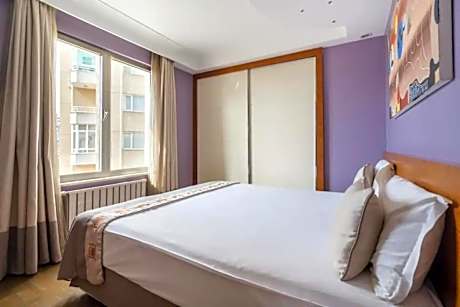 One-Bedroom Apartment with Kitchen