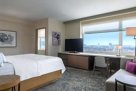 Deluxe Corner King Room