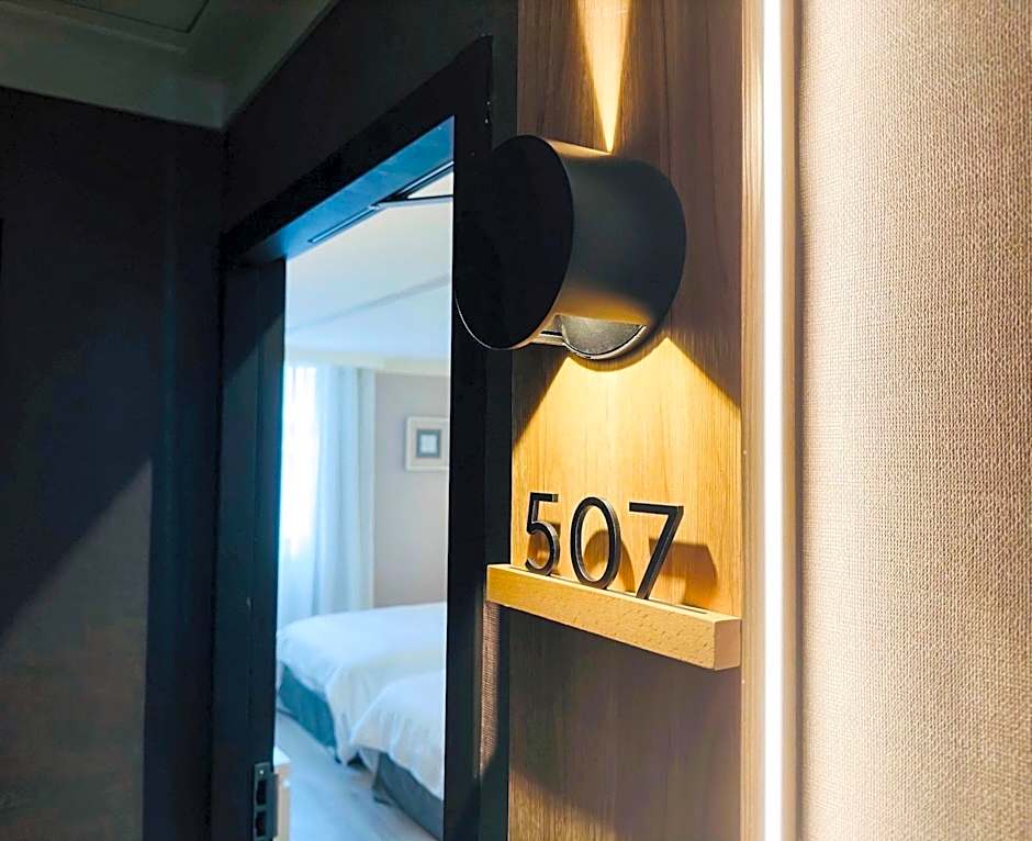 Days Fine Hotel