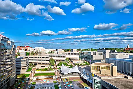 Plaza Suite, Club Lounge Access, 1 Bedroom Larger Suite, 1 King, Crown Center View, Top Floor