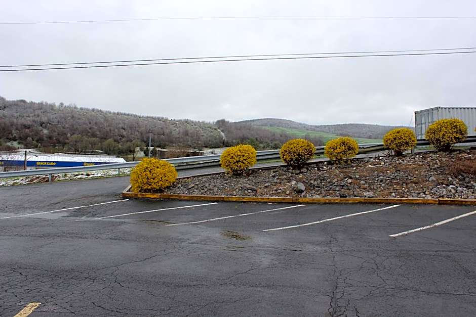 Super 8 by Wyndham Chiswell/Max Meadows Area
