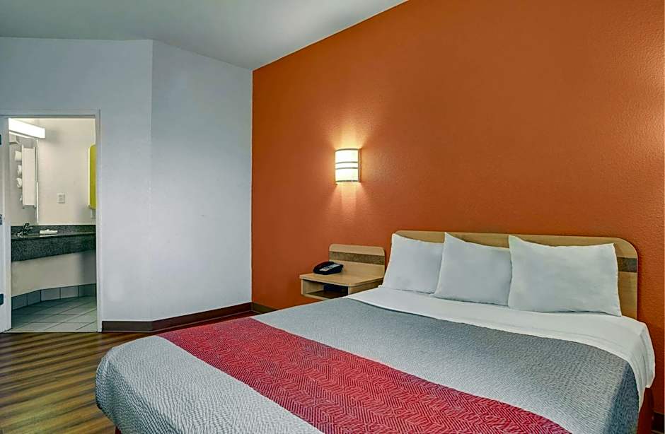 Howard Johnson by Wyndham Lemoore