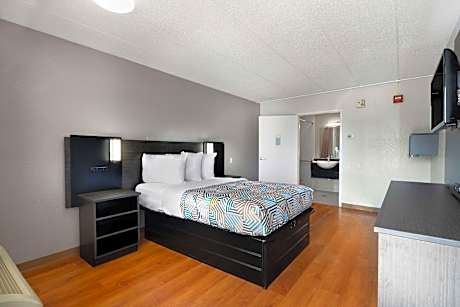 1 Full Bed | ADA/Tub/Micfridge