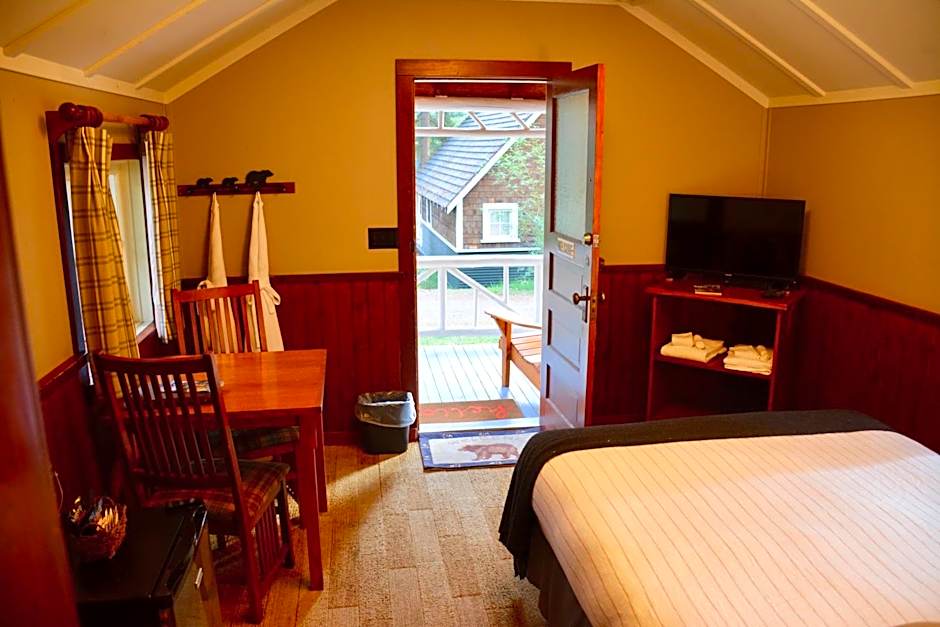 Johnston Canyon Lodge & Bungalows