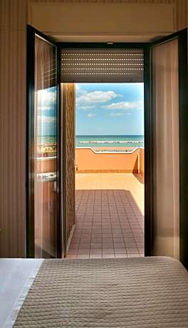 Standard Triple Room with Sea View