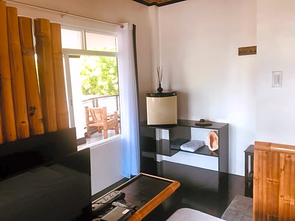 Everyday Sunday Hotel & Cafe