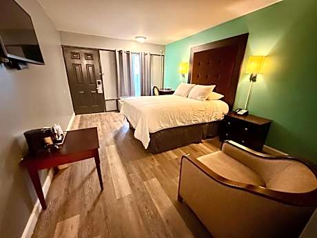 1 King Bed Accessible Smoking