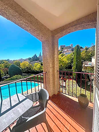 Apartment with Pool View