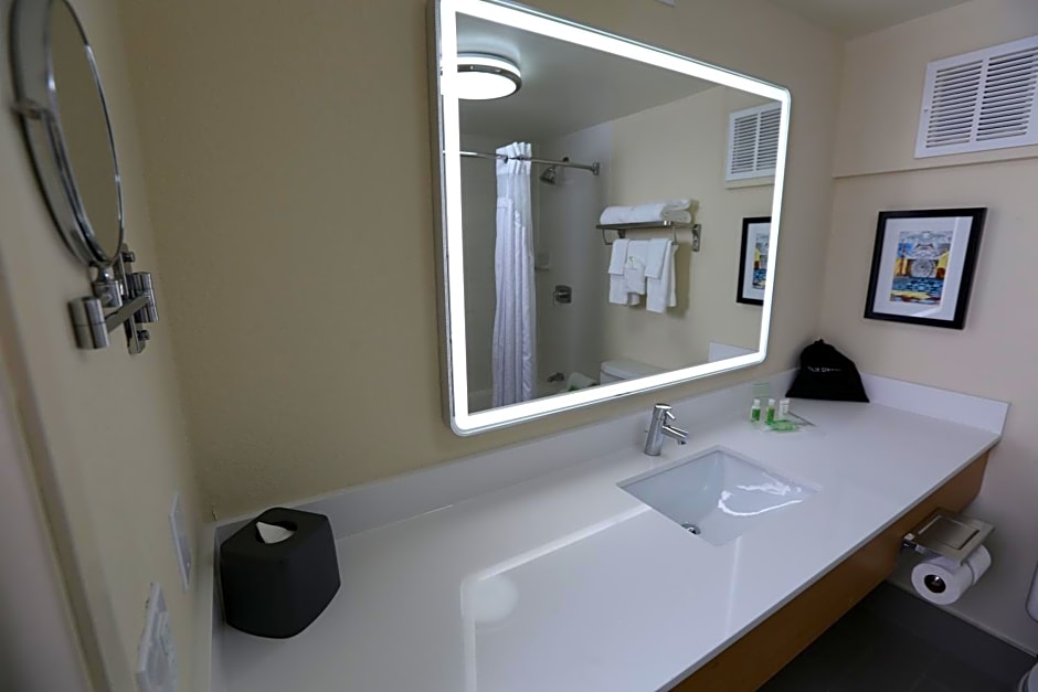Holiday Inn Chicago North Shore, an IHG Hotel