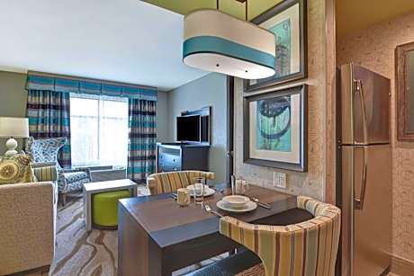 One-Bedroom Queen Suite with Two Queen Beds - Non-Smoking