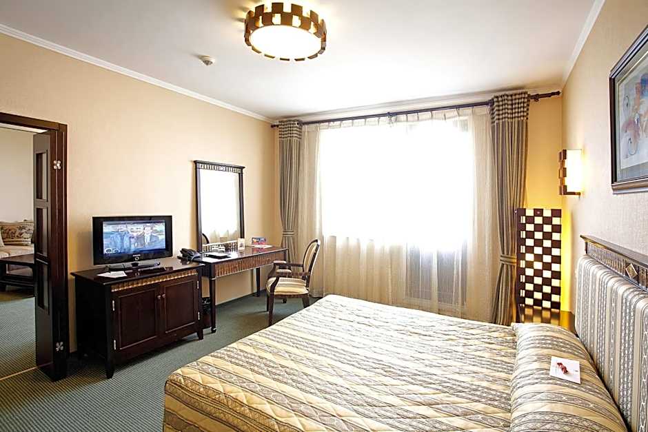 Photo 1 of 11 of Standard 1 King Bed