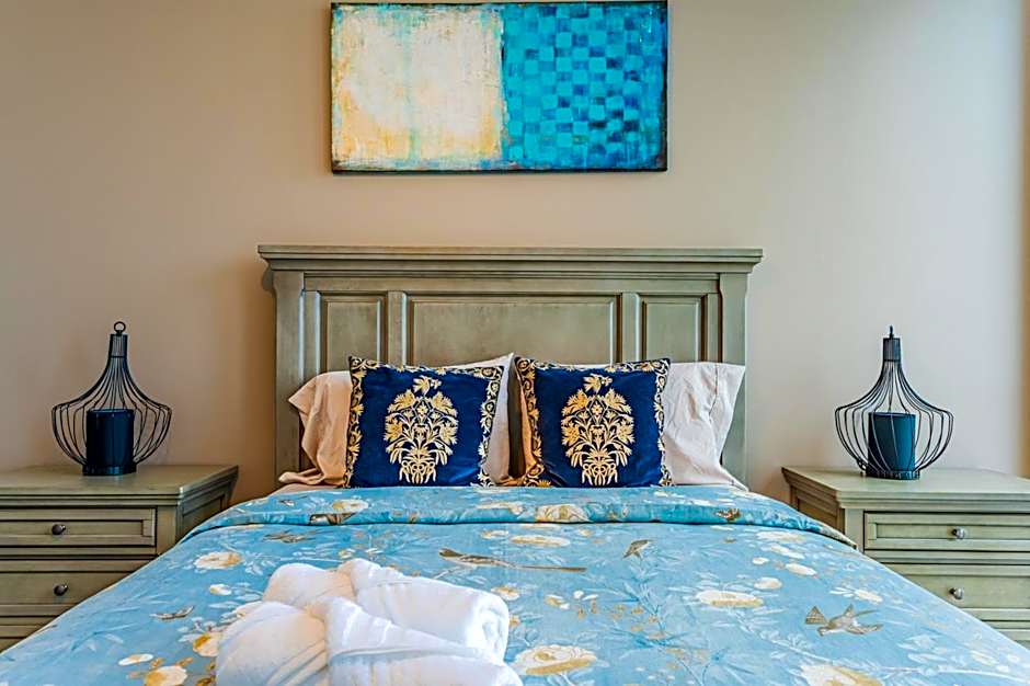 Amazing 3 Bed 4 Bath Penthouse with Roof Top Terrace close to Airport