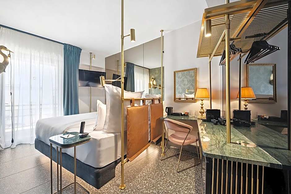 Skylark, Aluma Hotel & Resort