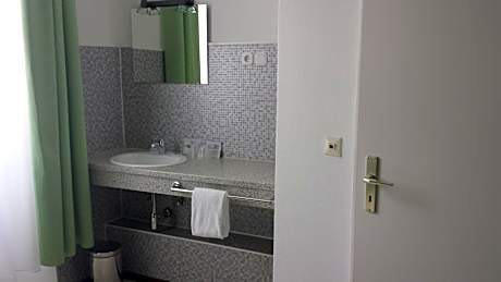 Single Room with Queen-size Bed