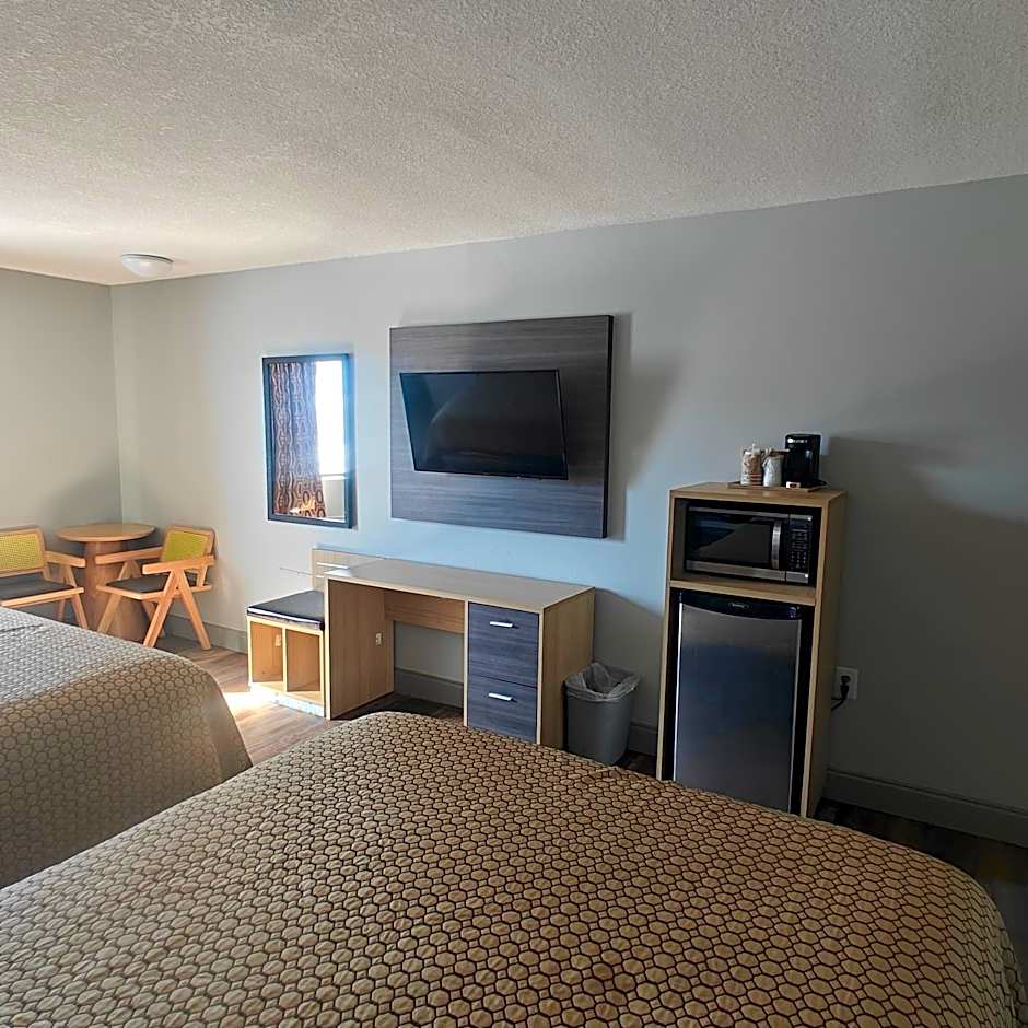 Mountain Vista Inn & Suites - Walking Distance to the Island