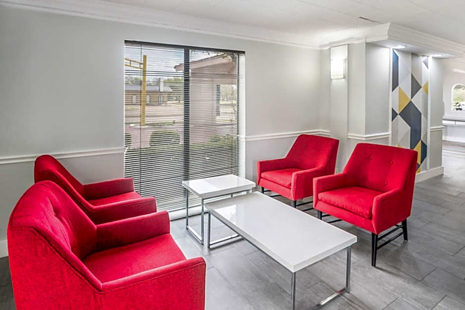 Motel 6 Dallas Market Center