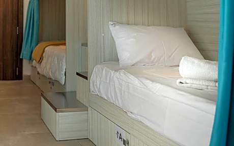 Bed in 6-Bed Mixed Dormitory Room with Balcony and Inner Courtyard View