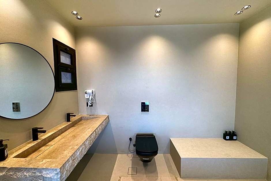 The 2 BDR Pyramids Vista w Bathtub