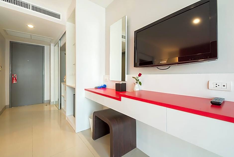 Alfresco Phuket Hotel